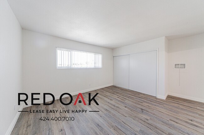 Foto del edificio - 8040 Reseda Blvd