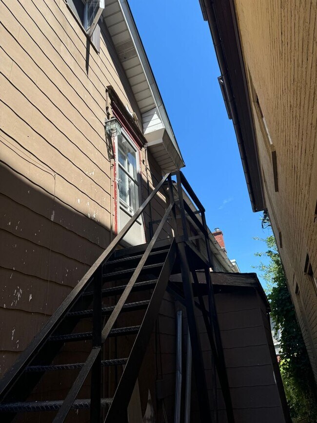 Building Photo - 606 3rd Ave
