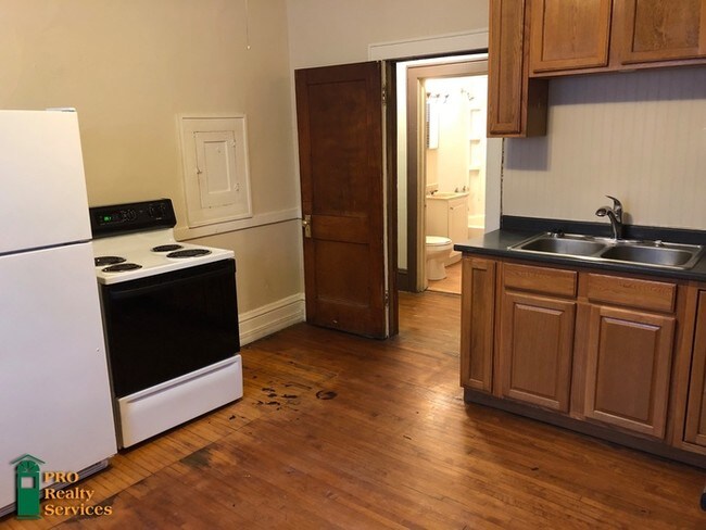 Lower Level 2 Bedroom Plus Den Duplex Unit Apartment for