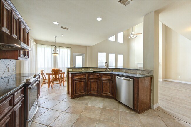 Foto del edificio - 6018 Royal Hollow Ln