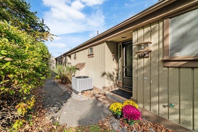 Building Photo - 21 Heritage Vlg