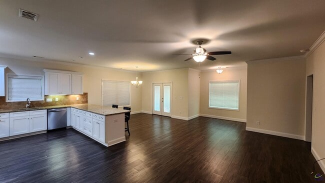 Building Photo - 102 Village Walk