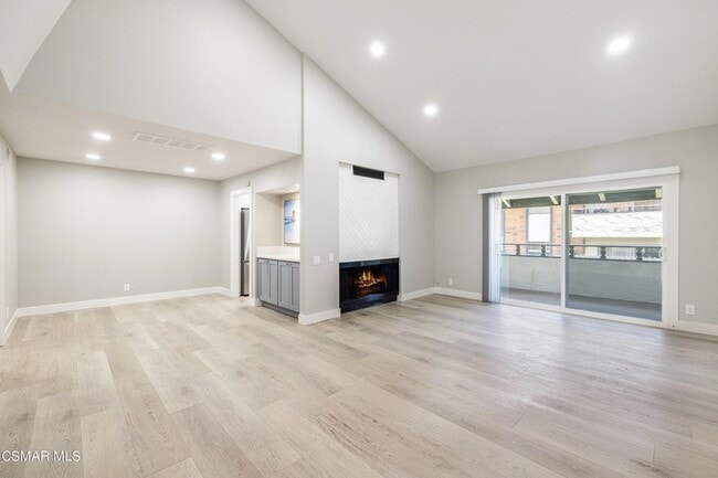 Foto del edificio - 31535 Lindero Canyon Rd