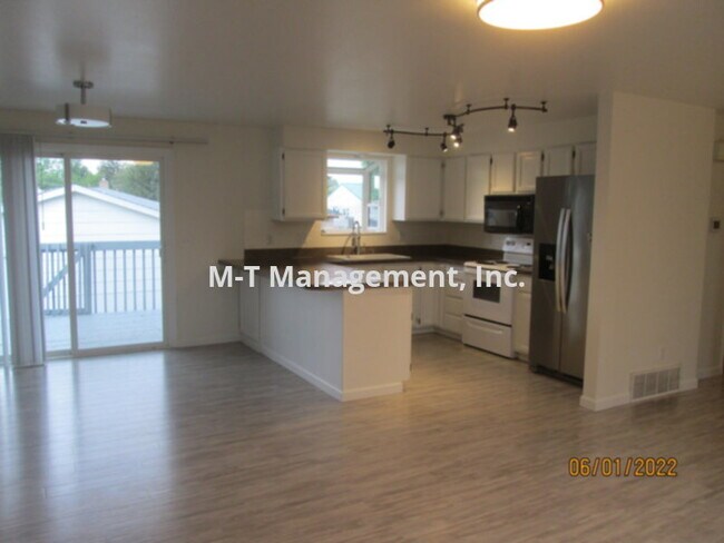 Building Photo - NW 4 BR/3 BATH SPLIT ENTRY HOUSE + 3 CAR G...