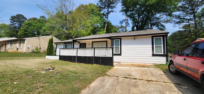 Building Photo - Room in House on White Oak Trail