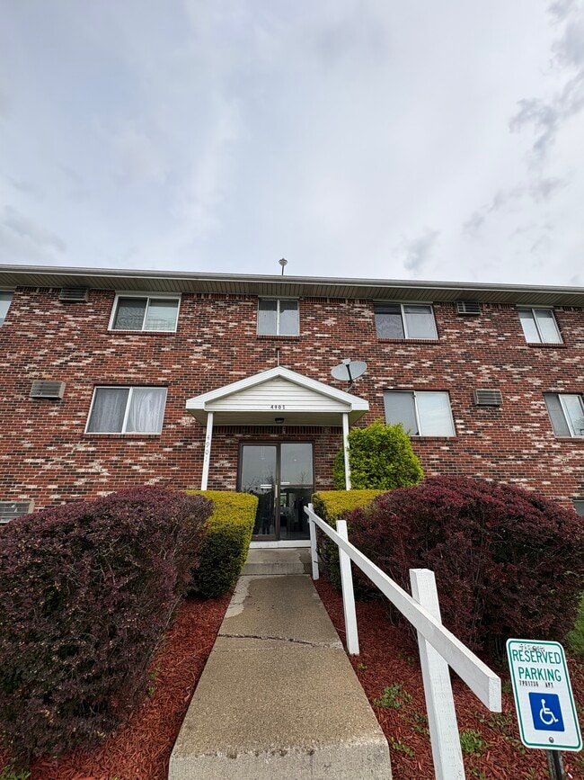 Building Photo - River Bend Apartments