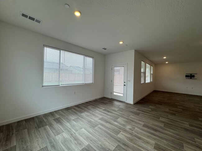 Foto del edificio - 997 Pioneer Dr W