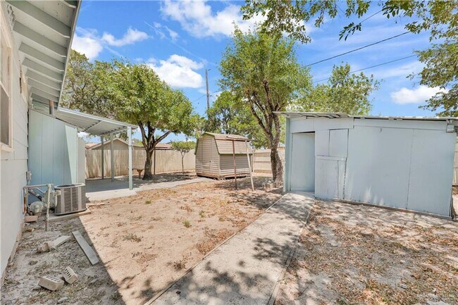 Foto del edificio - SPACIOUS! LOCATION!