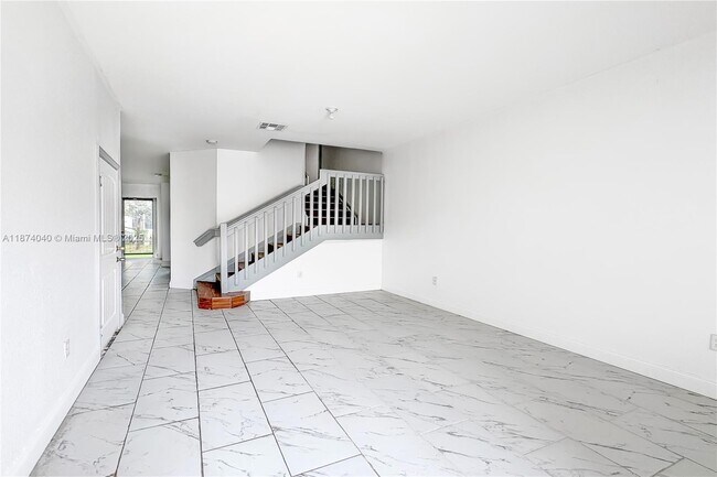 Foto del edificio - 21424 NW 13th Ave