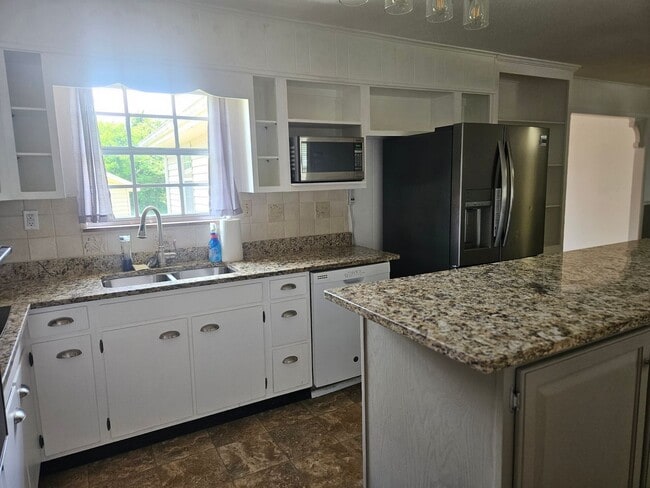 Building Photo - Madisonvile 37354 - 3 bedroom 2 bath - call Karen Robertson  865-454-7626