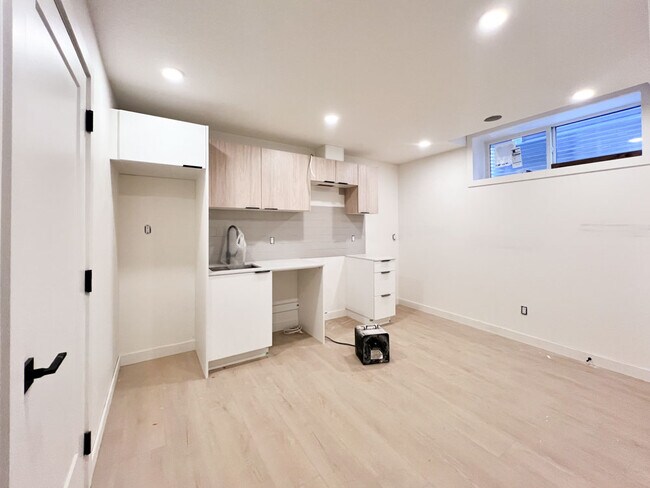 Building Photo - 9326-9153 153 St NW