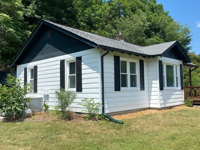 Building Photo - Beautiful 2 Bedroom and 1 Bath house in Bl...