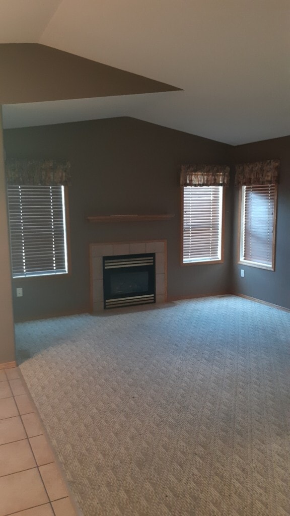 Building Photo - 5 Bed 2 Bath Unit in Sylvan Lake, AB