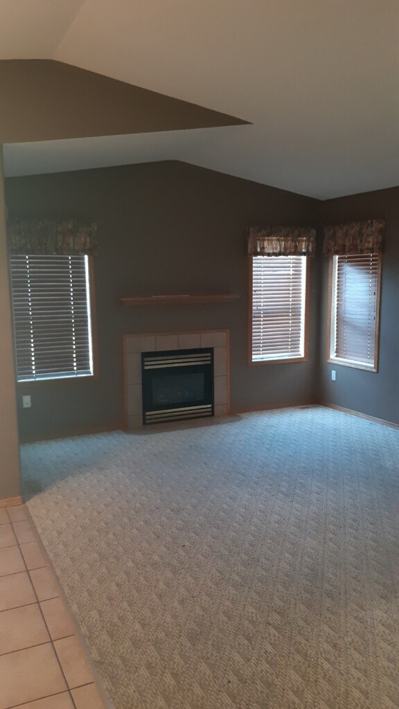 Photo du bâtiment - 5 Bed 2 Bath Unit in Sylvan Lake, AB
