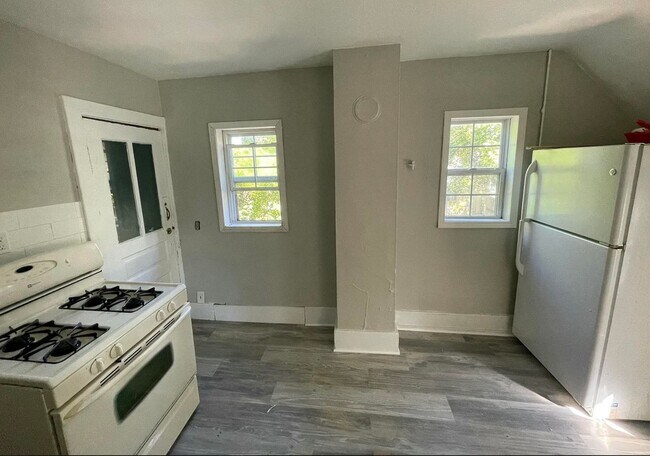 Building Photo - 811 Park St SW