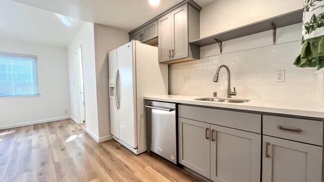 Building Photo - 558 S Park Victoria Dr