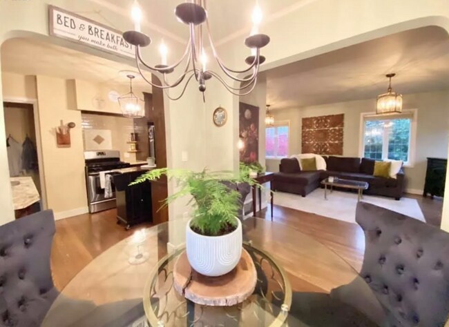Foto del edificio - Enjoy this classic home in the Carter Park...