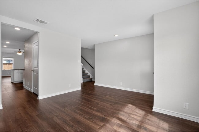 Foto del edificio - Spacious 5BR Home with Game Room, First-Floor Primary Suite & Appliances Included