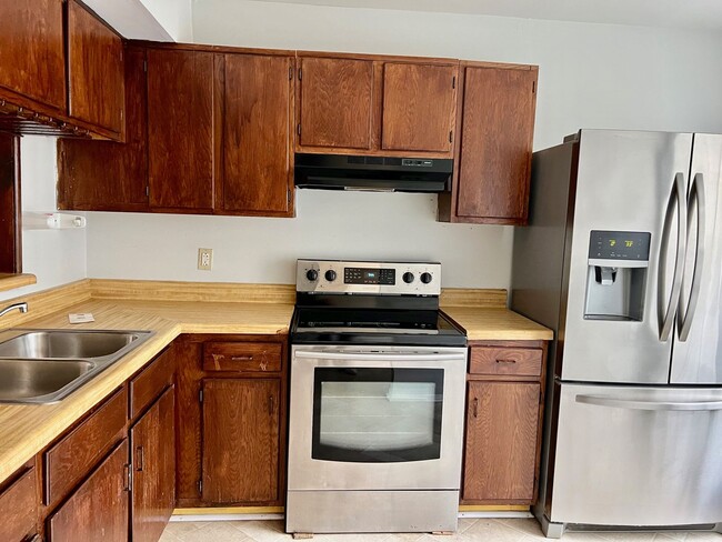 Building Photo - 2BD/ 2.5BA Townhouse near Town Center! Was...