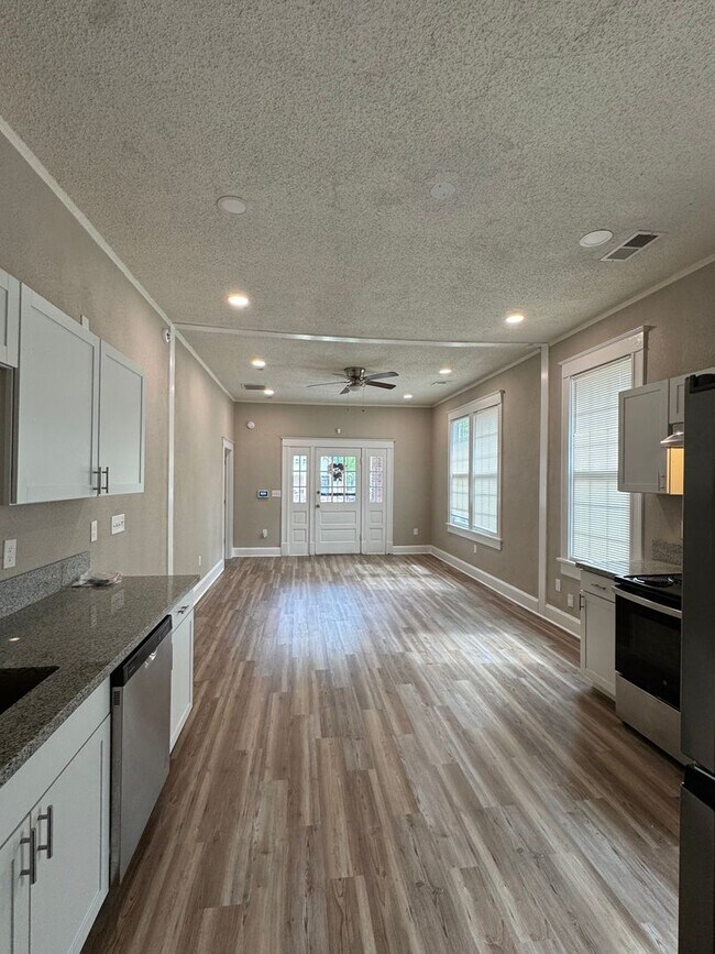 Building Photo - Newly Renovated Cozy & Convenient