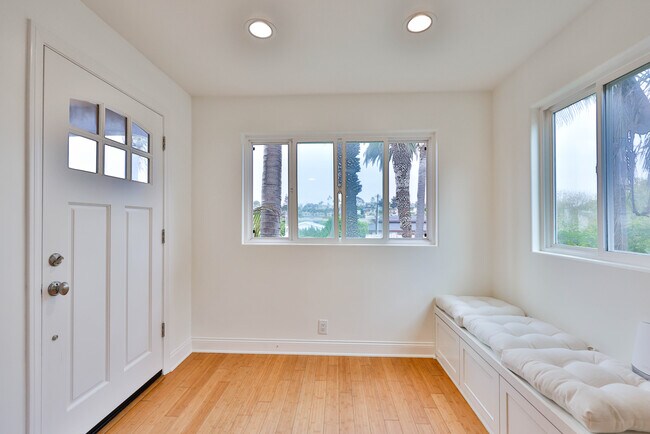 Building Photo - 722 3rd St