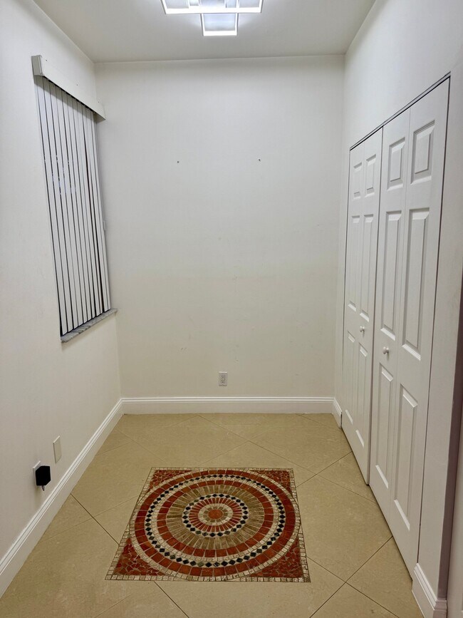 Foto del edificio - 8218 NW 24th St