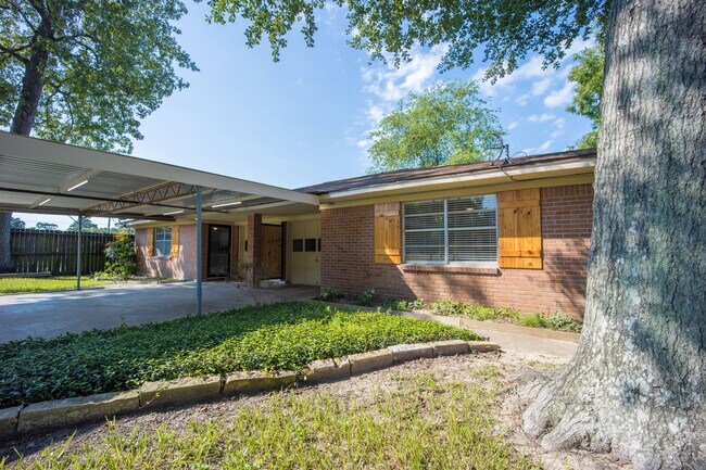 Building Photo - 17411 Strack Dr E