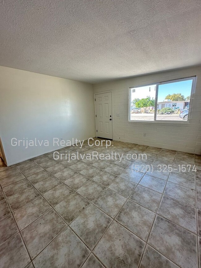 Foto del edificio - Spacious 4 Bedroom, 2 Bath  House with Den...