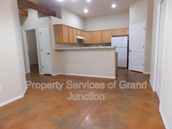 Building Photo - 661 Miranda St
