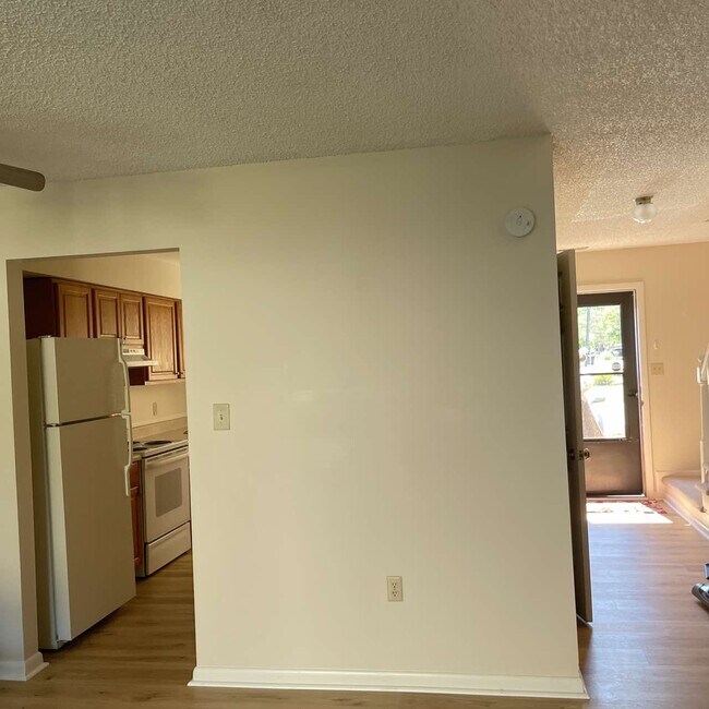 Building Photo - 541 Barberton Dr