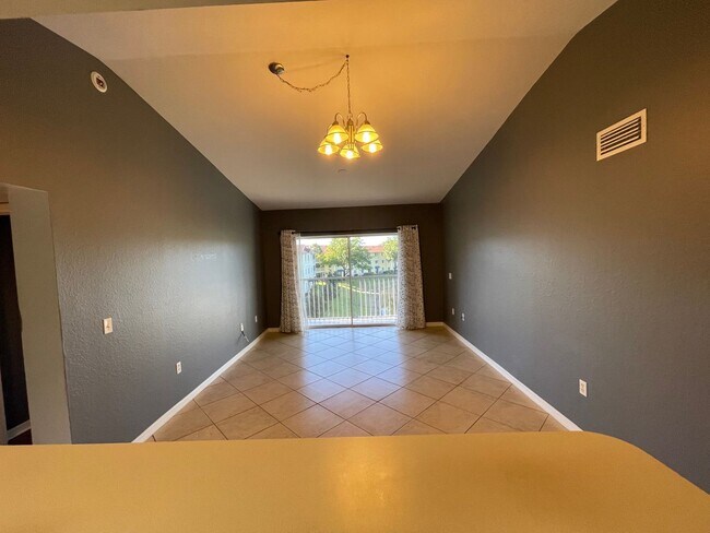 Foto del edificio - ANNUAL RENTAL - KEY ROYAL- THIRD FLOOR 3 B...