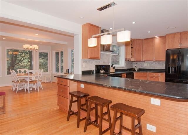 Foto del edificio - Stunning Home Available This Summer