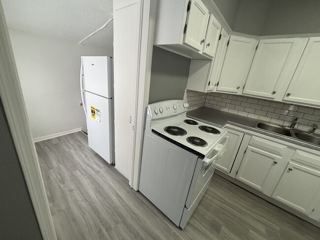 Building Photo - 2121 2nd St SE