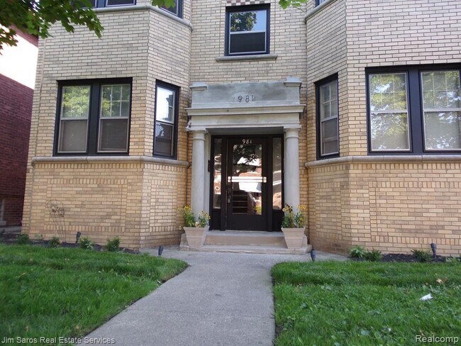 Building Photo - 981 Beaconsfield Ave
