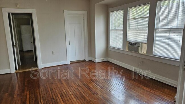 Building Photo - 5320 Prytania St
