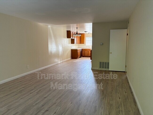 Foto del edificio - 2421 Montrose Ave