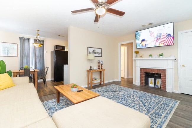 Building Photo - 3912 Crestview Dr