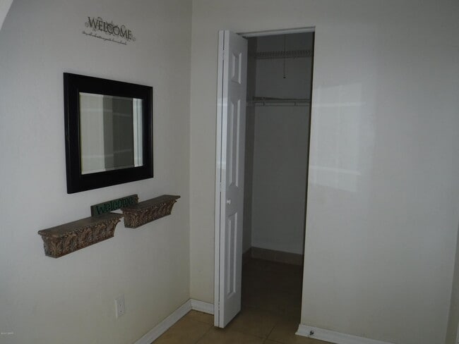 Building Photo - 2080 Oak Meadow Cir