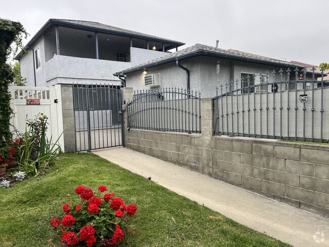 Building Photo - 12717 Oxnard St