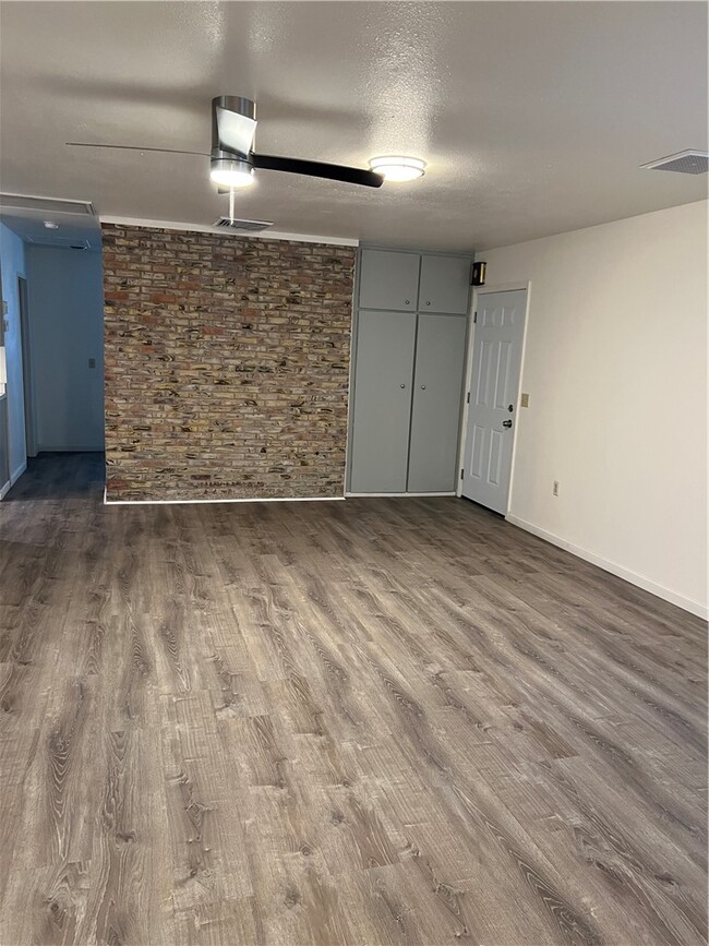 Building Photo - 2040 Swan Cove N