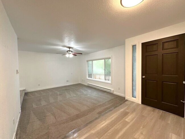 Foto del edificio - Gated community offering 3 bedrooms and 2....