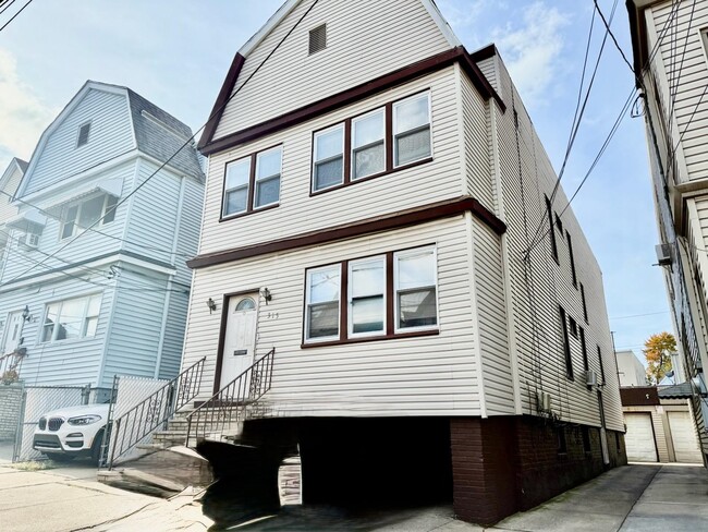 Foto del edificio - 315 ARMSTRONG Ave