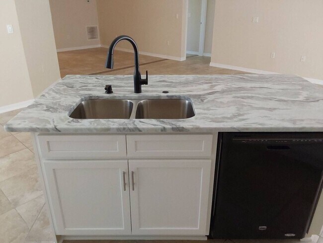 Building Photo - Beautiful 4-Bedroom, 2-Bath Home with 2-Ca...
