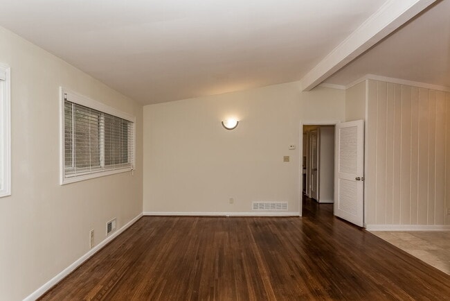 Foto del edificio - 2432 Woodacres Rd NE