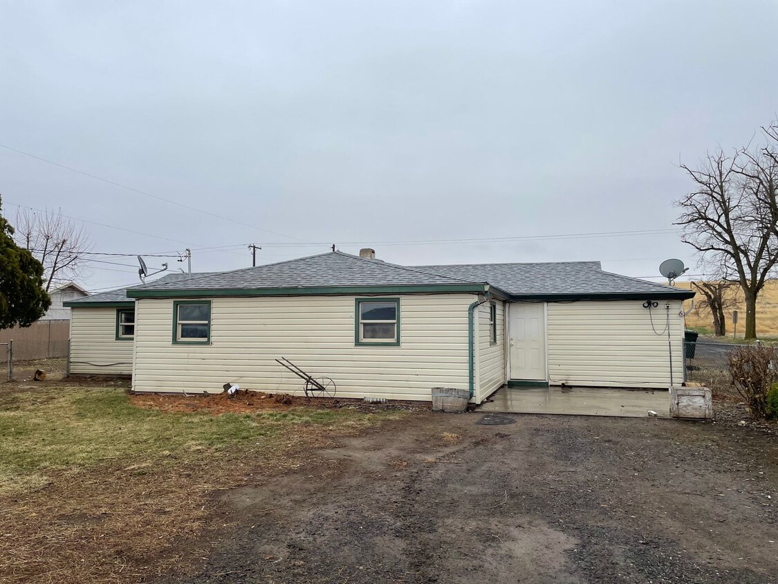Primary Photo - One-level Home in a Country Setting!