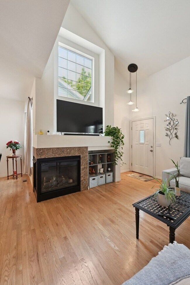 Building Photo - Charming 2BR/2.5Bath Townhome in Lowry!