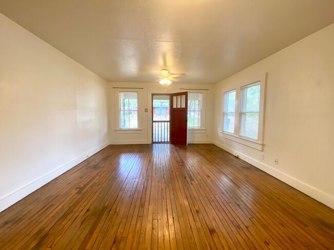 Foto del edificio - East Austin Bungalow - Available August