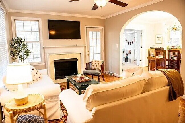 Foto del edificio - Fully Furnished 4BR Bungalow in Prime Forest Dr Location