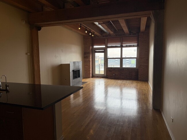 Photo - Great 1 Bedroom/1 Bath Great Location Close to Entertainment and Transportation! Apartment