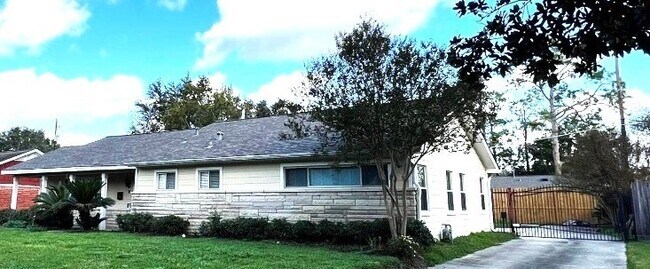 Building Photo - 1430 Freedonia Dr